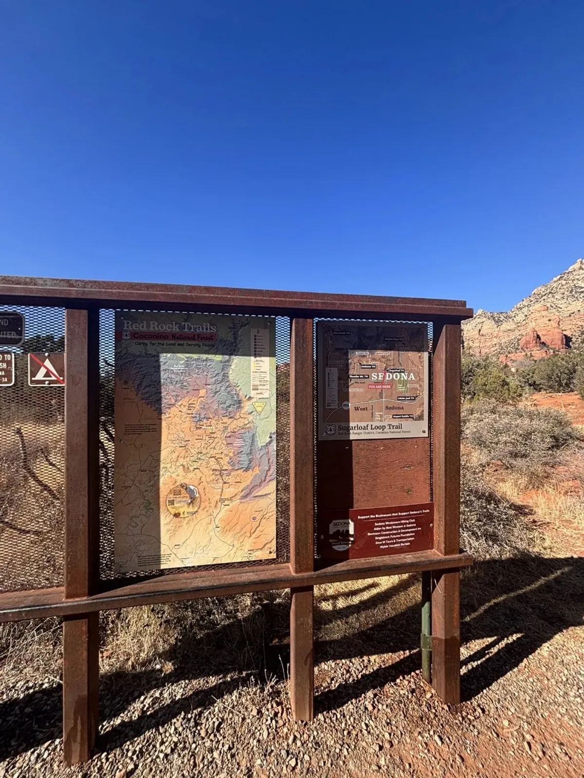 This image features a trail map and information signs amid Sedona’s natural landscape, positioning visitors right at the start of the region’s extensive hiking network. The scene is bathed in adventurous energy, inviting exploration and discovery.